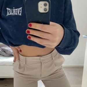 Beiga kostymbyxor - Beiga kostymbyxor från nakd. Mellanhögmidja. Strl 38