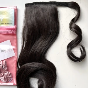 Ponytail löshår - INH - Löshår från INH - INSERTNAMEHERE Är 66cm lång. I färgen svart-brun. Syntetisk hår som går att använda värme på. Har aldrig använt löshåret.