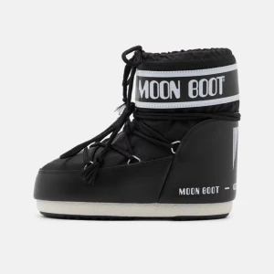 Moon boots  - Hej jag säljer mina super fina och populära moonboots eftersom att de inte kommer till användning längre. Pris kan diskuteras men de är nästan i ny skick då de använts fåtal gånger. Kontakta för fler bilder💕
