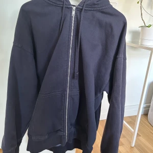 Oversized hoodie med dragkedja  - Säljer denna oversized hoodien ifrån brandy Melville. Jätte mysig och perfekt att slänga över sig i sommar💕Hoodien är i bra skick och endast använd fåtal gånger. 