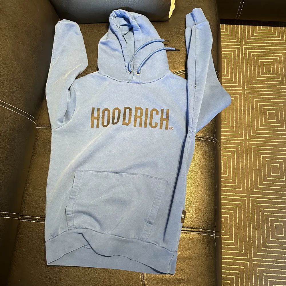 Blå Hoodrich hoodie värd 800 kronor. Väldigt bekväm och inga problem med den, väldigt bra skick!. Hoodies.