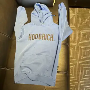 Blå Hoodrich hoodie värd 800 kronor. Väldigt bekväm och inga problem med den, väldigt bra skick!