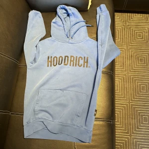 Hoodrich hoodie  - Blå Hoodrich hoodie värd 800 kronor. Väldigt bekväm och inga problem med den, väldigt bra skick!