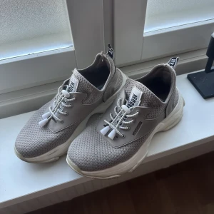 Steve Madden Sneakers - Vit Beiga Steve Madden Sneakers strl 37.  Ej tvättade på bil, väldigt bra skick. 