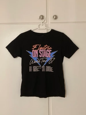 T-shirt - Väl använd t-shirt från gina i xs.