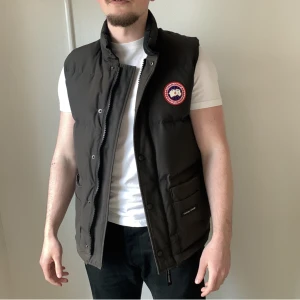 Canada goose väst - Äkta Canada goose väst, har lite missfärgning men man märker det knappt, annars i bra skick. Priset kan alltid diskuteras!
