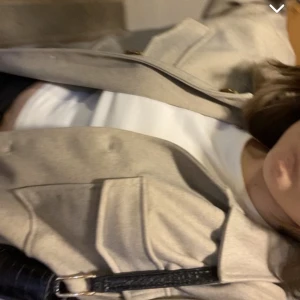 Beige kappa - Jättefin beige kappa i stl M som går till rumpan. Nyskick.  Köpt för 300 kr och säljer för 200 kr 💞