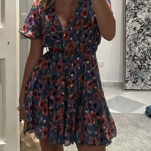 Klänning  - Så fin sommar klänning ifrån en liten affär i Cadiz, knappt använd jätte fint skick. Den går att knyta runt midjan hur man vill. Jag har storlek: XS/S men är stretchig och går att välja midjemått själv så skulle säga att den passar alla mellan XS-L