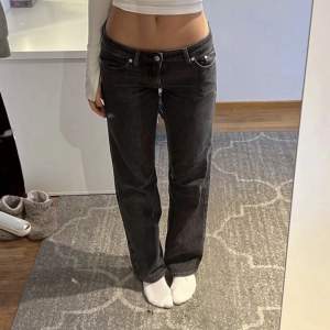 Lågmidjade svarta arrow jeans från weekday, första bilden är lånad. De är i nyskick, skriv för frågor!💗