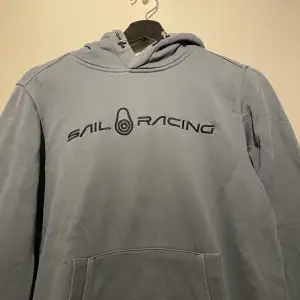 Sail racing hoodie i bra skick. Strl xs