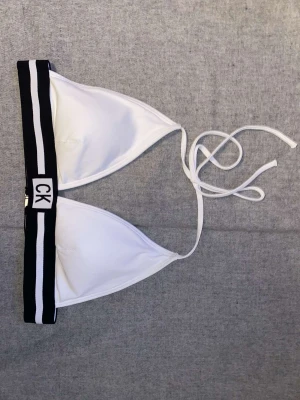 Ck bikiniöverdel - Fin bikini men tyvärr så tyckte jag inte om hur den satt på mig. Aldrig använd, bara testad. Skulle säga att någon med B/C kupa kan ha den. 