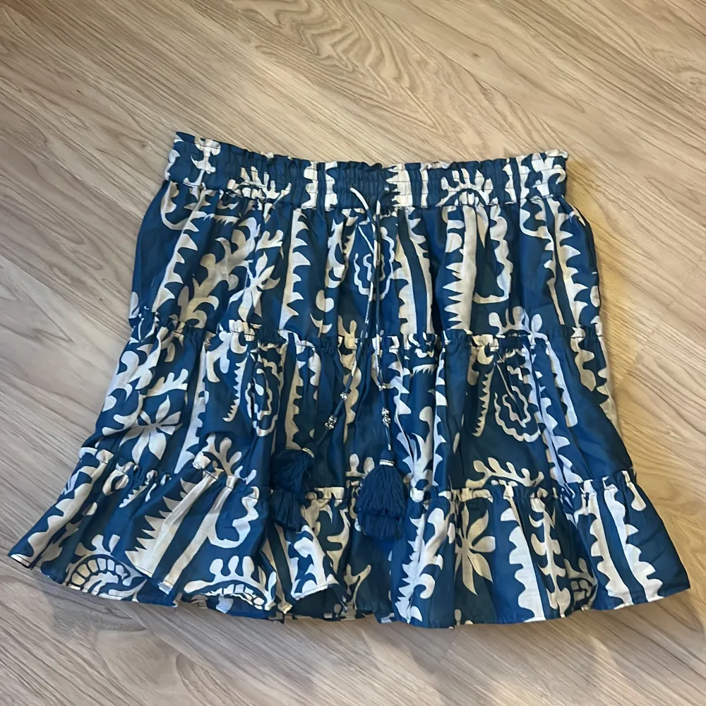 Säljer min kjol från zara! Den har inte kommit till användning någon gång då den är för stor😕 Prislappen är kvar❤️. Kjolar.