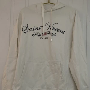 Vit hoodie - Vanlig vit hoodie med tryck. Knappt använd och i väldigt fint skick