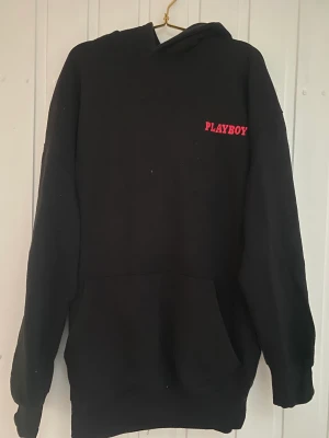 Playboy hoodie - Svart playboy hoodie. Urtvättad men i väldigt fin kvalite. Köpt från missguided för 500kr