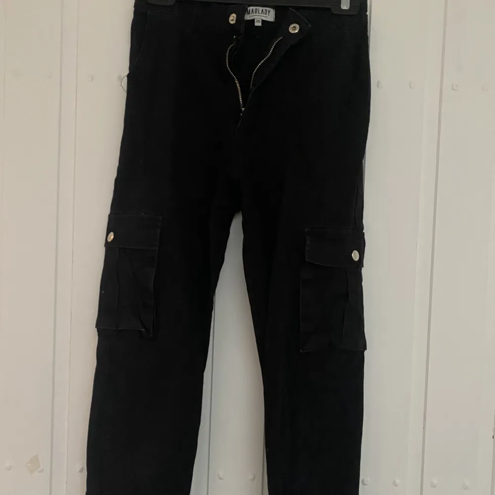 Svarta cargo pants från Madlady. Köpt för 500kr. Väldigt fint skick och är knappt använd. Jeans & Byxor.