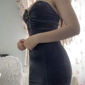 Kort klänning som är SJUKT sexy. Faktiskt den är alldeles för sexy. Jag älskar den men tyvärr den är kort för mig. Har använt den bara 2gng. Storlek S/Xs