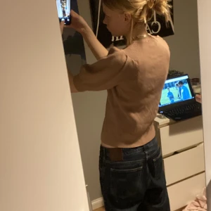 Topp - En brun topp med lite puffade ärmar, lite Stockholmsstil ish. Hör av dig vid frågor!
