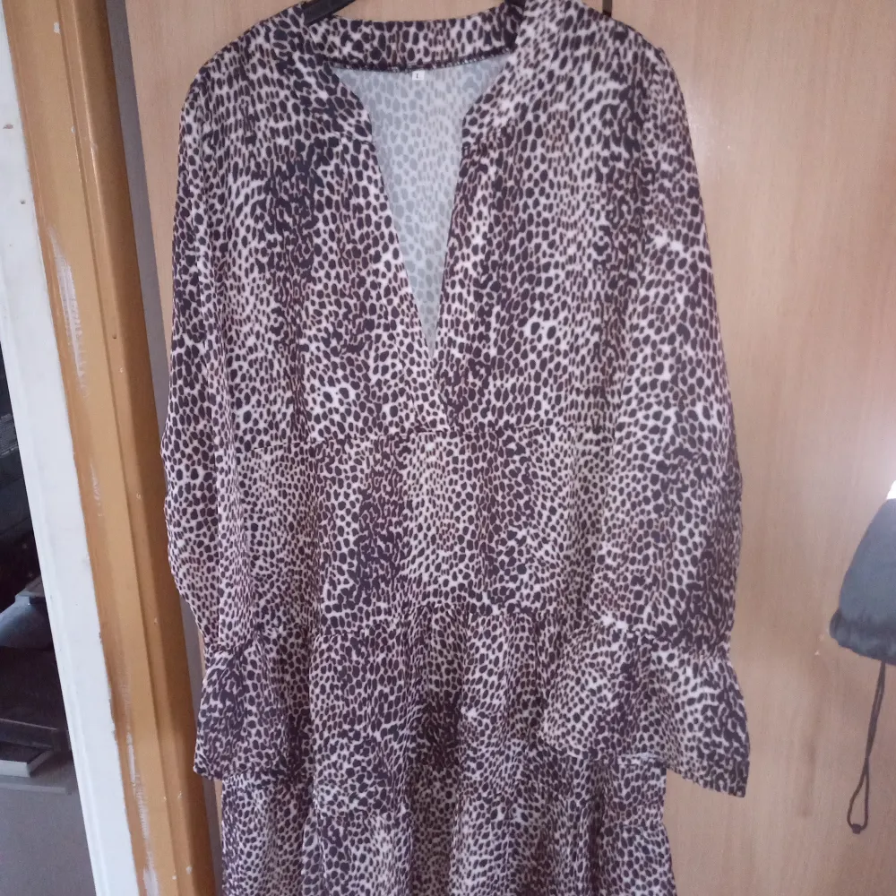 Helt ny och oanvänd klänning Leopard Polka DelDress stl M /L. Ligger i sin original förpackning .hämtas i Skene alt skickas .. Klänningar.