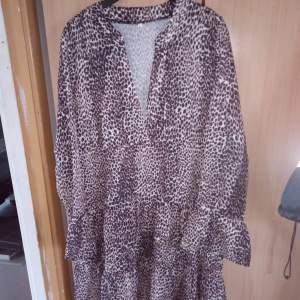 Helt ny och oanvänd klänning Leopard Polka DelDress stl M /L. Ligger i sin original förpackning .hämtas i Skene alt skickas .