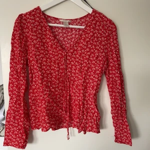 Röd blommig blus  - En fin röd blommig blus från H&m. Fint skick.  