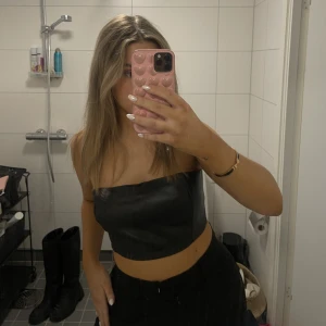 PU topp från nelly! - Pu topp från nelly i storlek S i superfint skick. Bra som festtider under en kavaj typ. Har dragkedja bak. Köpare står för frakt❣️