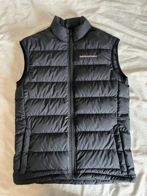 Peak Performance Väst - Peak performance väst storlek S. Helt oanvänd och därför i nyskick. Nypris: 1500 Mitt pris: 800