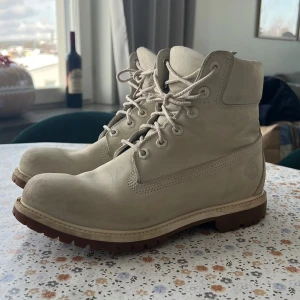 Ljusa Timberlands - Ljusa Timberlands  Storlek : 39 Pris 100,-   Använt och har lite märken, men är jättefin ändå😊