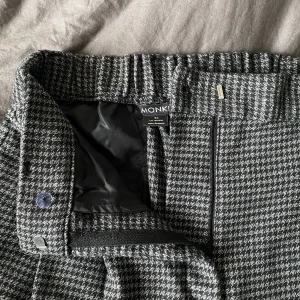 Rutiga kostymbyxor - Fantastiskt sköna och fina kostymbyxor. Passar att ha året runt. Som nya💕köptes för 400 kr och säljs för 250 kr utan frakt🌸💕