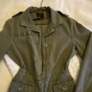 Jacka - Så fin jacka från Vero Moda! Storleken är M men skulle säga S!🤎