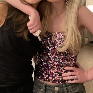 Giltter topp - Jättefin glittrig topp från zara i str xs! Nyskick och knappt använd