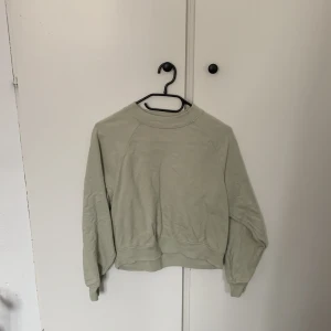 Sweatshirt  - Fin ljus grön tröja använd få gånger, kortmidjad 