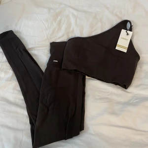 Stronger  - Brunt träningsett från stronger helt nytt, storlek small