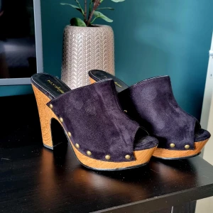 Sko med träklack - Oanvända skor med träklack och nitar i mässing. Använts som inredning. En liten 37a.