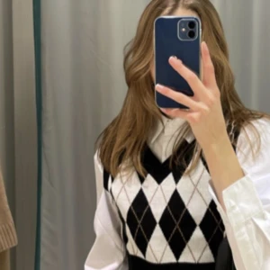 Väst  - En rutig väst från hm ⭐️💖(⚠️första bilden är inte min, bara outfits inspiration⚠️)