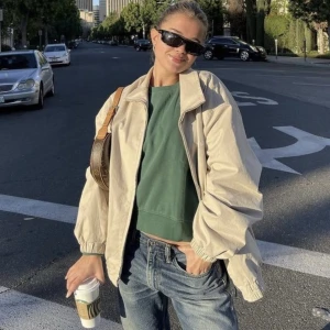 Beige bomber-jacka - KOM MED BUD. Lik Djerf avenues! Superfin beige vårjacka i bomber modell. Trenchcoat material/tyg! Storlek L, visat på mig som har S normalt🤎. Möts upp i Stockholm och fraktar spårbart för 54 kr. SÄLJER MER VINTAGE KLÄDER I MIN PROFIL💕