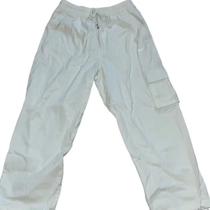 Nike cargo  - Bra skick cargo byxor.  Vid övrig information, hittar ni oss  @vintageglam på Instagram.
