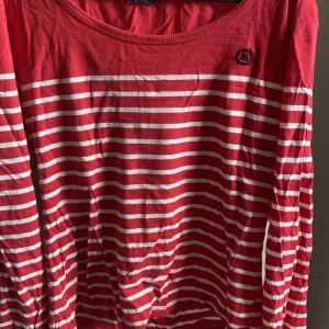 Röd vit radio, långärmad  - En långärmad randig tröja. Väldigt fin passform men har två nästan likadana så använder ej denna. Men väldigt skön!