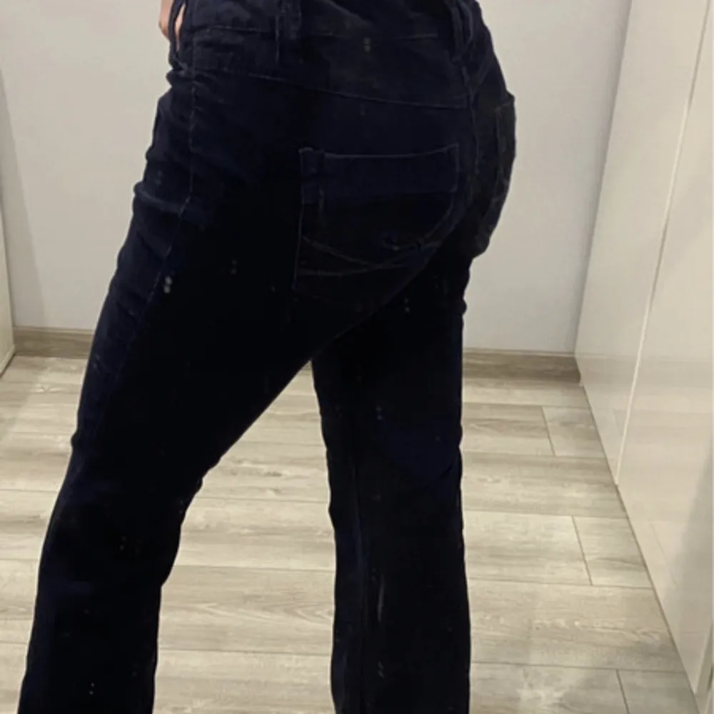 Jätte snygga lowaist jeans med jätte söta fickor fram och bak. Är i storlek 38 men skulle säga att de sitter mer som 36 . Jeans & Byxor.