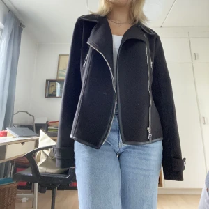 Vår jacka  - Super fin!! Storlek L men passar mig som bär s vanligtvis lite overzise💕frakt tillkommer på 69kr