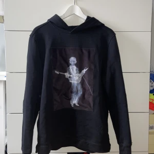 Limitato Hoodie - Limitato Hoodie by Nick Veasey. Pris kan diskuteras. Tags och box ingår självklart. Tveka inte på att höra av dig!