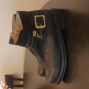 Här har ni ett par supersnygga boots som är otroligt bekväma att gå i. Använda men har otroligt mycket kvar att ge!
