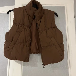 Väst - Brun väst från H&M, köpt för 1-2 år sedan och använd ett 10-tal gånger. Stl S, nypris 199kr
