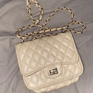 Axelväska  - Använd en del men annars Fin axelväska, välj långt eller kort band. Knappen har tappat färg och lite små trådar här och där som man kan klippa bort bara. 