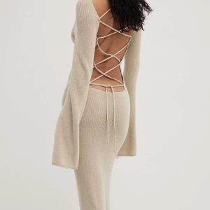 Super fin sommarklänning - Säljer denna helt oanvända sommarklänningen man bland annat kan ha till stranden om man vill. Helt oanvänd med väldigt mjukt material och med lappar kvar💓Vid fler bilder är det bara att skriva💓