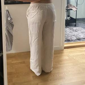 Säljer mina linnebyxor från zara. Använda och uppsydda men inga defekter. Passar mig på längden och jag är 160 cm. Nypris: 399kr 