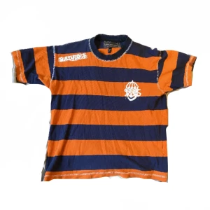 Sadboys tshirt - Sadboys tshirt i använt skick. Den är XL men skulle säga att den passar men som M/L