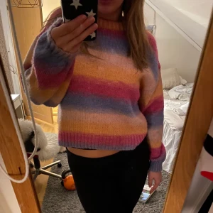 Stickad tröja - Väldig mysig stickad tröja från bikbok som tyvär inte kommit till användning, bra kvalite i strl M och liten frakt tillkommer 🫶