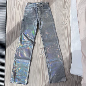 Silver jeans - Coola silver jeans från Zara. Väldigt bra skick! Använda 3 ggr.