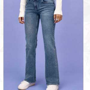 Säljer dessa low waist jeans från HM i storlek 38, men passar även mig som oftast har 36🤍 nästan aldrig använda!