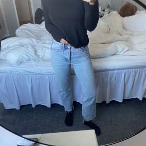 Ljusblå jeans från zara, kortare modell💕 storlek 32 men skulle säga att det passar bättre på mig som vanligtvis har 34!